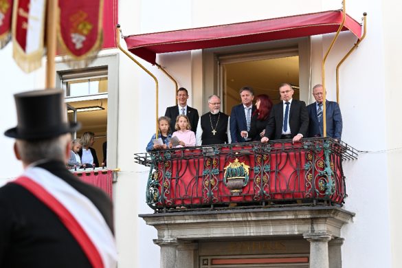 Balkonblick - Weingartens designierter OB Clemens Moll auf dem Rathausbalkon. Bild: Stadt Weingarten