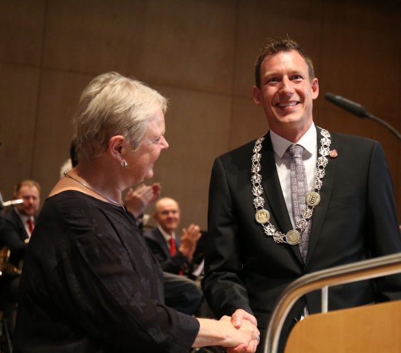 Nach dem Eid gab es die traditionellle Amtskette für den OB. Bild: F.Enderle