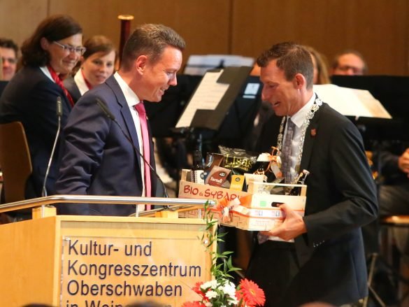 Landrat Harald Sievers übergibt das Geschenk des Landkreises. Bild: F.Enderle