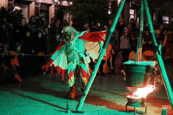 Schaurig schön: Der Hexenteufel braut seinen Zaubertrank. Bild: Kim Enderle