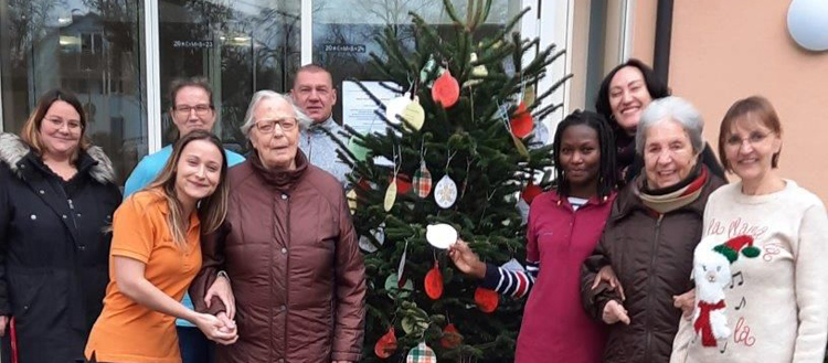 Der Wunschbaum vor dem Haus der Pflege St. Meinrad steht, die Wunschkugeln der Bewohnerinnen und Bewohner dürfen gerne „gepflückt“ werden. Bild: Stiftung Liebgenau